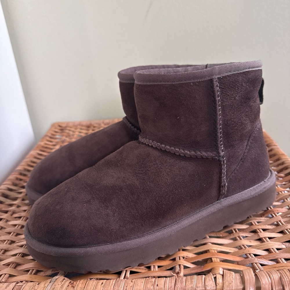 UGG women’s mini classic brown boots sz 6
